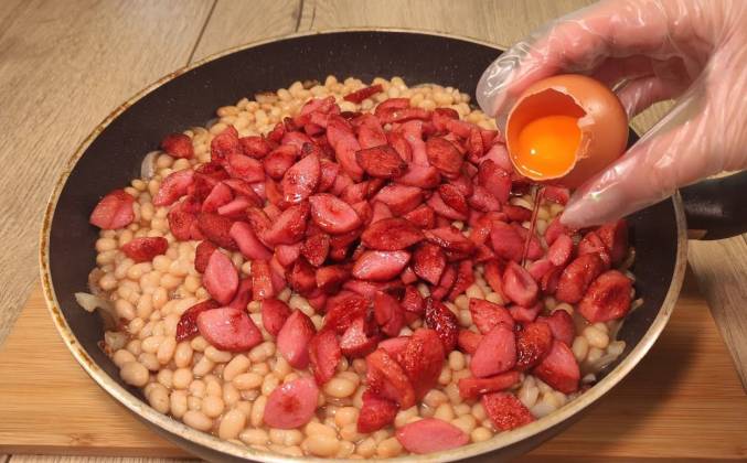 Фасоль с сосисками в томатном соусе рецепт