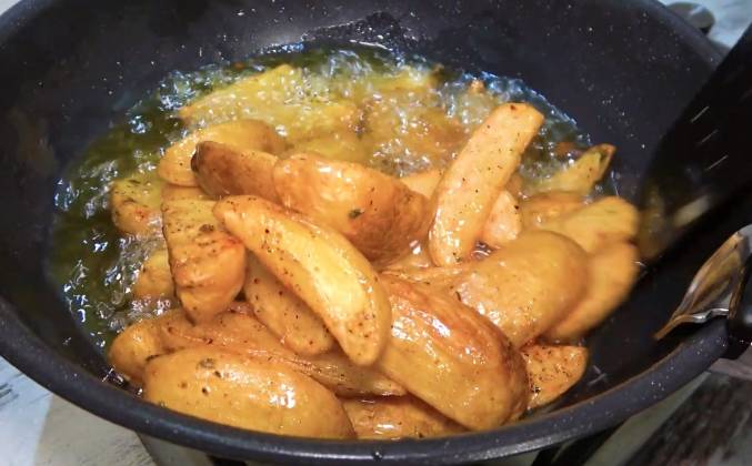 Жареная картошка с курицей на сковороде рецепт