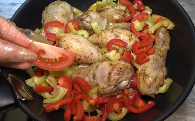 Картошка с овощами и курицей на сковороде рецепт