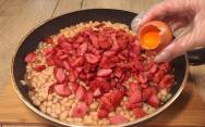 рецепт Фасоль с сосисками в томатном соусе