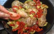 рецепт Картошка с овощами и курицей на сковороде