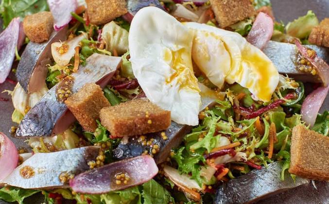 Салат с селёдкой, яйцом и луком Просто Кухня рецепт