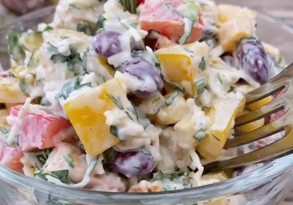 Видео Салат с фасолью, кукурузой и чесноком на праздничный стол рецепт