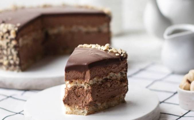 Шоколадный торт с ореховыми коржами, муссом и глазурью рецепт