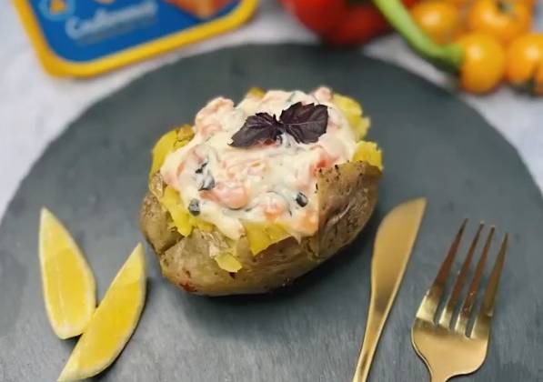 Крошка картошка запеченная в духовке с сыром и салатом рецепт