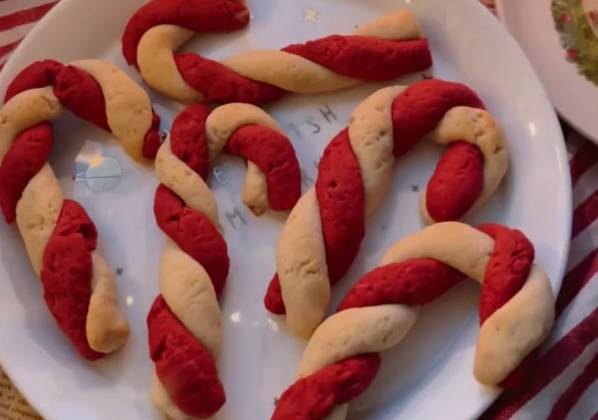 Видео Рассыпчатое новогоднее печенье в виде карамельной трости рецепт