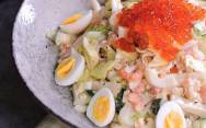 Морской салат из морепродуктов, огурцов, яиц и луком