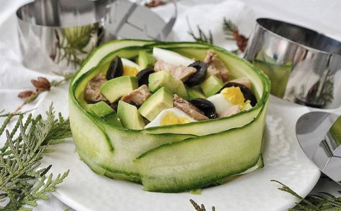 Новогодний салат с огурцами, авокадо и яйцом рецепт