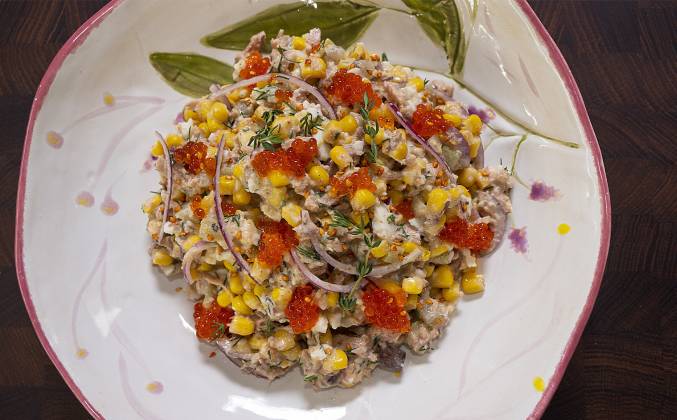 Салат с тунцом консервированным, кукурузой, огурцами, яйцом и луком рецепт