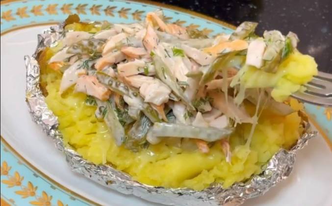 Видео Крошка картошка в духовке с салатом рецепт