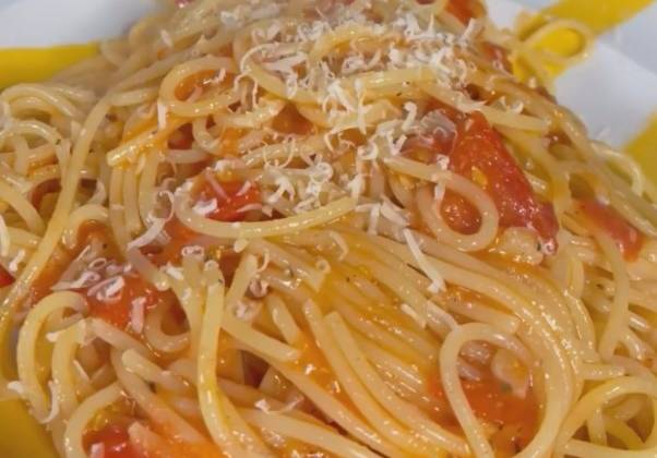 Видео Спагетти с помидорами, сыром и чесноком рецепт