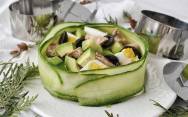 рецепт Новогодний салат с огурцами, авокадо и яйцом