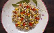 рецепт Салат с тунцом консервированным, кукурузой, огурцами, яйцом и луком