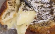 рецепт Запеченный хлеб с сыром камамбер в духовке