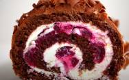 рецепт Бисквитный шоколадный рулет черный лес с вишней и творожным кремом