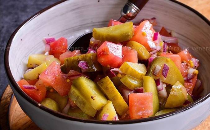 Салат из маринованных огурцов, помидоров, лука и горчицы рецепт