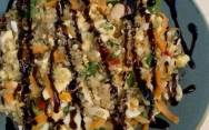 рецепт Теплый салат с киноа, курицей, перцем, огурцом и морковкой