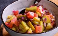 рецепт Салат из маринованных огурцов, помидоров, лука и горчицы