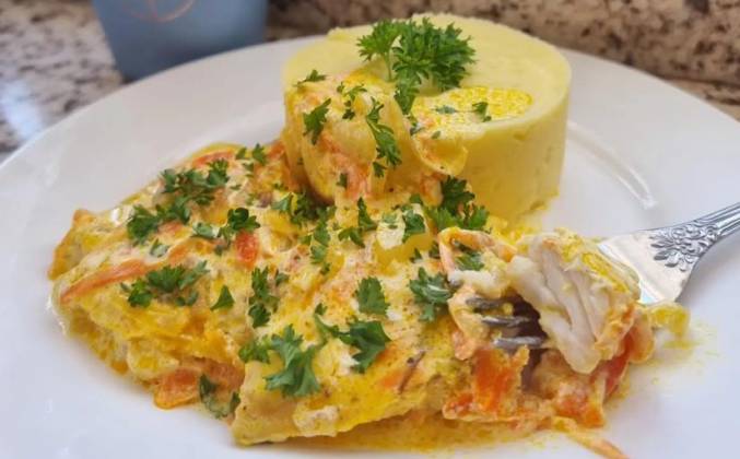 Видео Белая рыба в сливках с овощами на сковороде рецепт