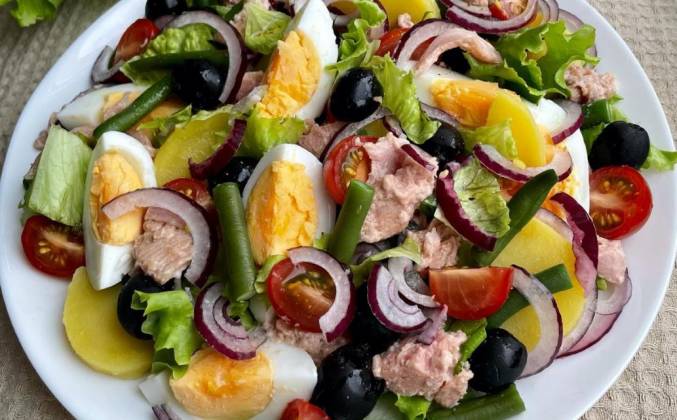 Салат нисуаз с тунцом, картошкой, яйцом и фасолью рецепт