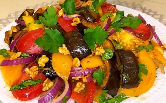 Видео Салат из запеченных баклажанов, помидорами и перцем рецепт