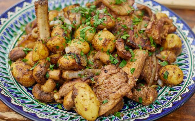 Картошка с мясом, грибами и луком в казане на костре рецепт