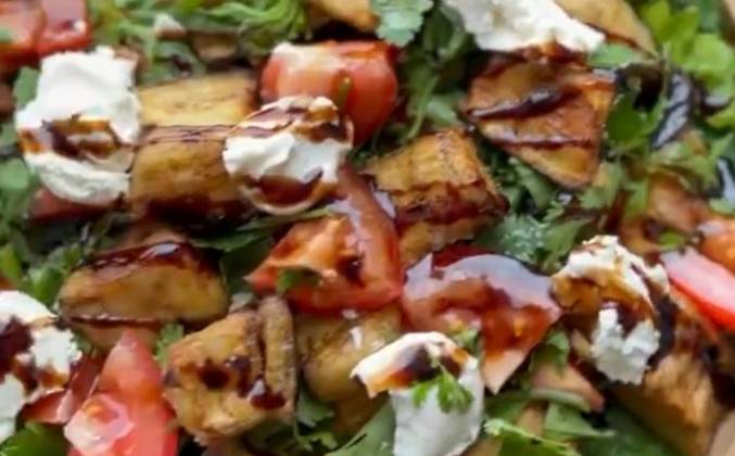 Салат с хрустящими баклажанами, помидорами и сыром творожным рецепт