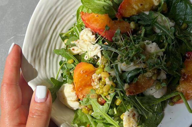 Салат с жареными персиками рецепт