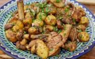 Картошка с мясом, грибами и луком в казане на костре