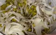 рецепт Салат с маринованными огурцами, горошком и луком