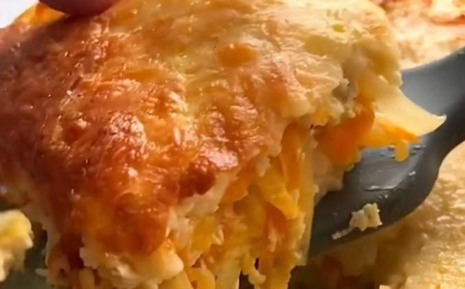 Видео Запеченное филе рыбы с луком, морковью, сыром и заливкой в духовке рецепт