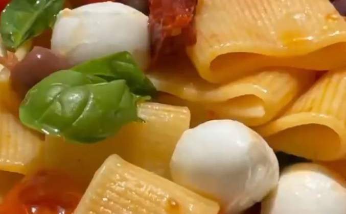 Видео Паста с овощами и сыром на сковороде рецепт
