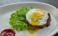 рецепт Бифштекс из говядины фарша с яйцом на сковороде