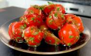 рецепт Маринованные помидоры с чесноком быстрого приготовления