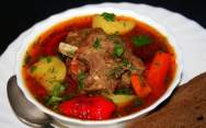 Суп шурпа из баранины в кастрюле по узбекски домашняя