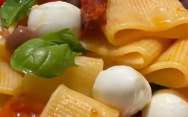 рецепт Паста с овощами и сыром на сковороде