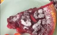 рецепт ПП ягодный пирог из творога с вишней и клубникой