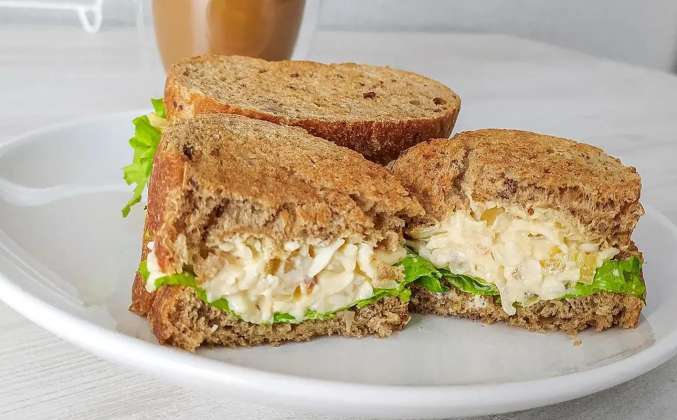 Бутерброды с вареным яйцом, сыром, луком и листьями салата рецепт