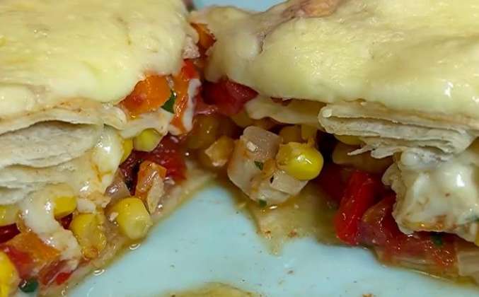 Видео Шаурма из лаваша с курицей, помидорами, морковью и перцем в духовке рецепт