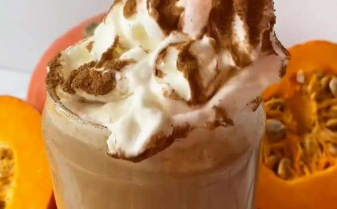 Видео Тыквенно пряный латте кофе с молоком как в старбакс рецепт