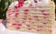 Торт «Нежный поцелуй» со сметанным кремом и ягодным конфи