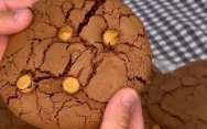 Печенья брауни из темного шоколада в трещинках