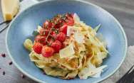 рецепт Паста феттучини с запеченным томатами, луком и сыром