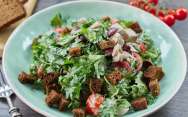 рецепт Салат с красной фасолью, мясом индейки и помидорами