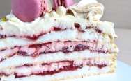 Меренговый торт с ягодным конфитюром из вишни и клубники