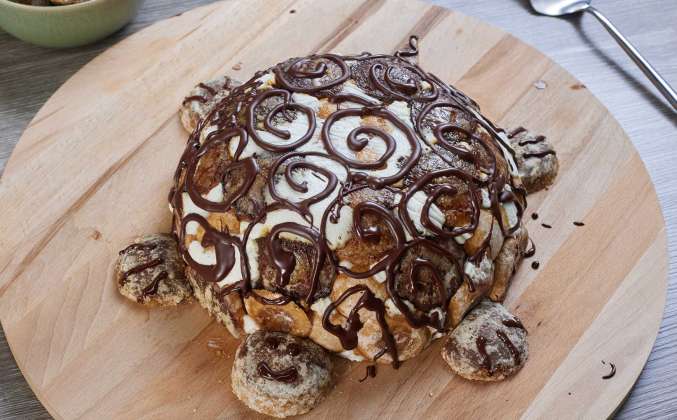 Торт Черепаха со сметаной, шоколадом, пряниками и бананами рецепт