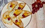 рецепт Брускетты с карамелизированными грушами, персиками и голубым сыром