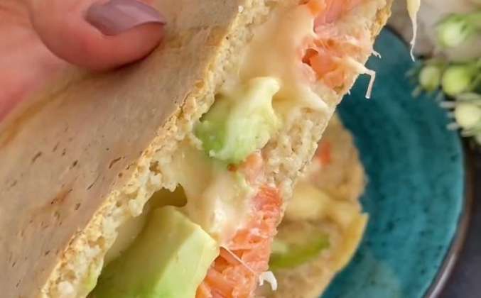 Овсяноблин с красной рыбой, сыром и авокадо на завтрак рецепт с фото .