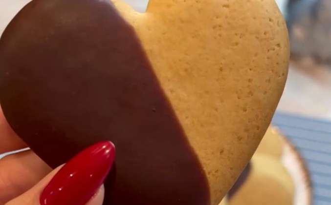 Видео Домашнее печенье с медом и шоколадом рецепт