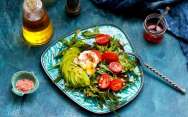 Салат с яйцом-пашот и авокадо